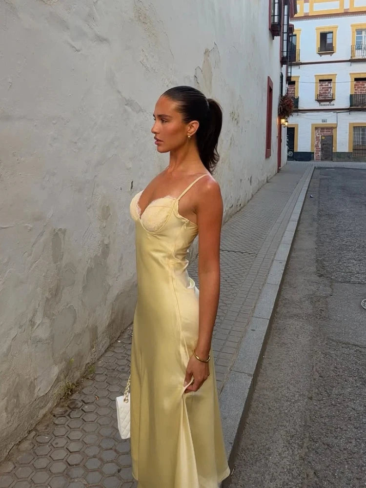 Vestido de alças feminino, sem manga.